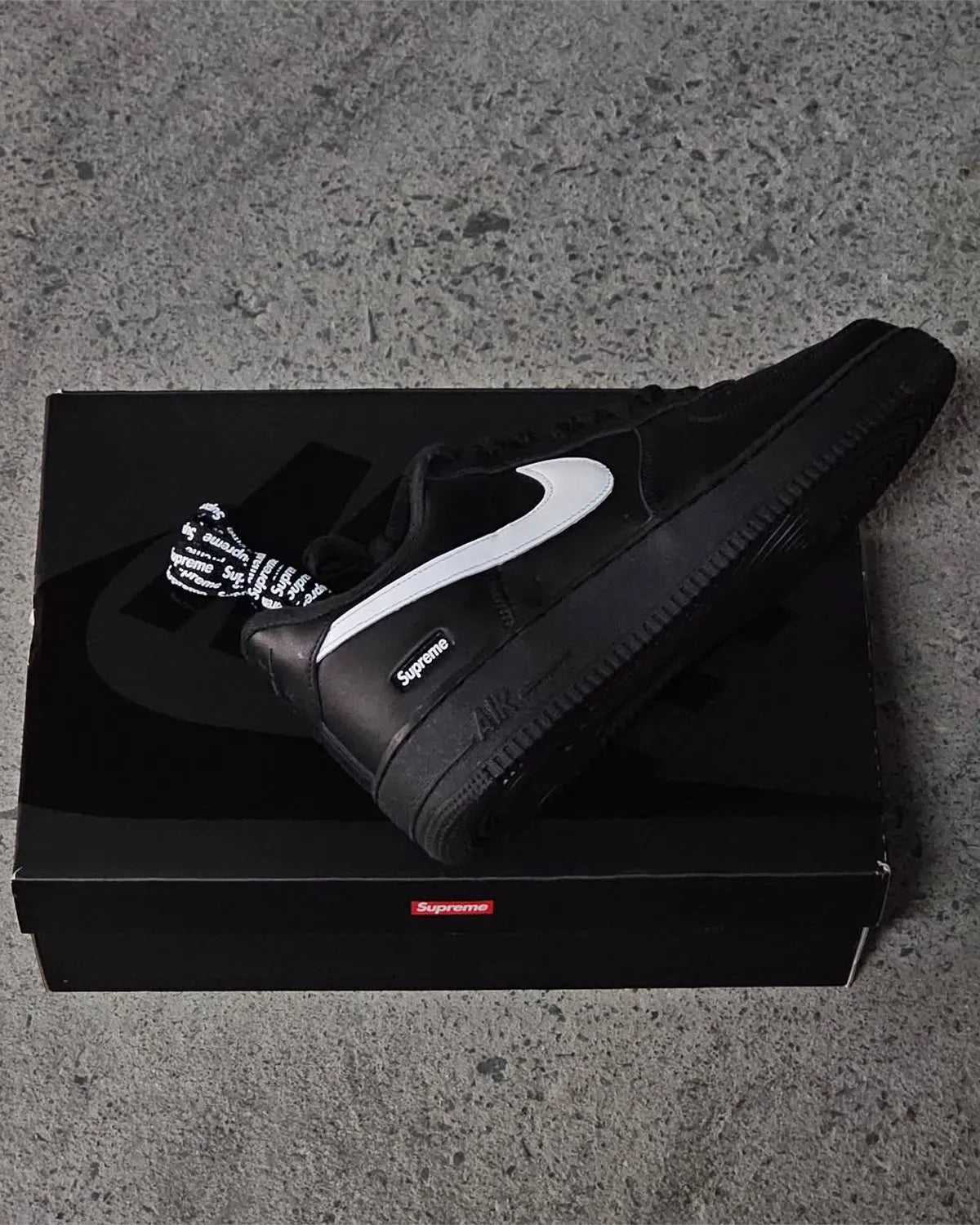 Nike AIR FORCE 1 X SUPREME (2025)